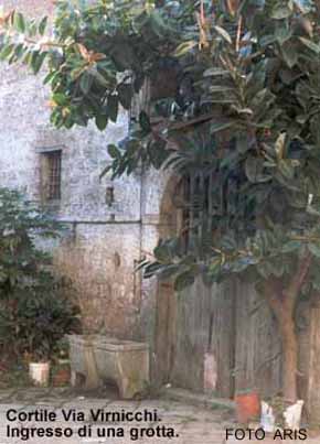 Cortile di Via Virnicchi.Ingresso di una grotta